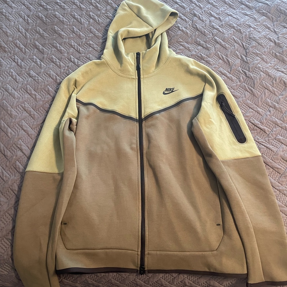 BRAND NEW Nike Tech Fleece Jacket size Medium